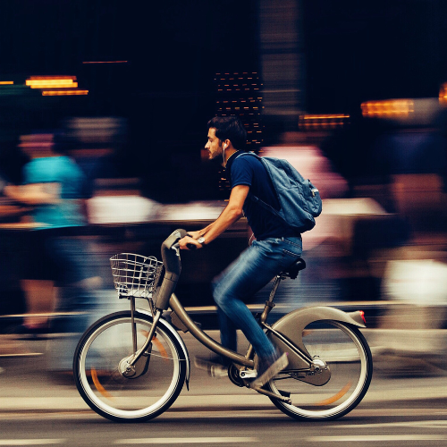 Homem andando de bicicleta Seguro Bike